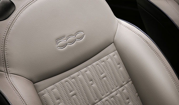 Sedili in eco-pelle con monogramma Fiat